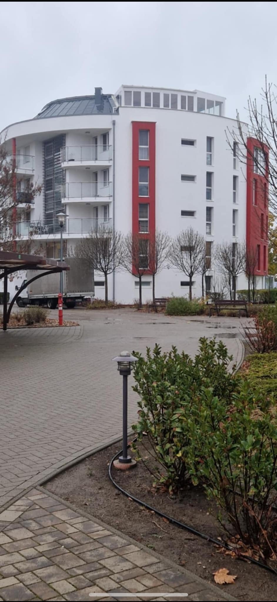 Az Admiral Garden társasház és az előtte kialakított sétány.