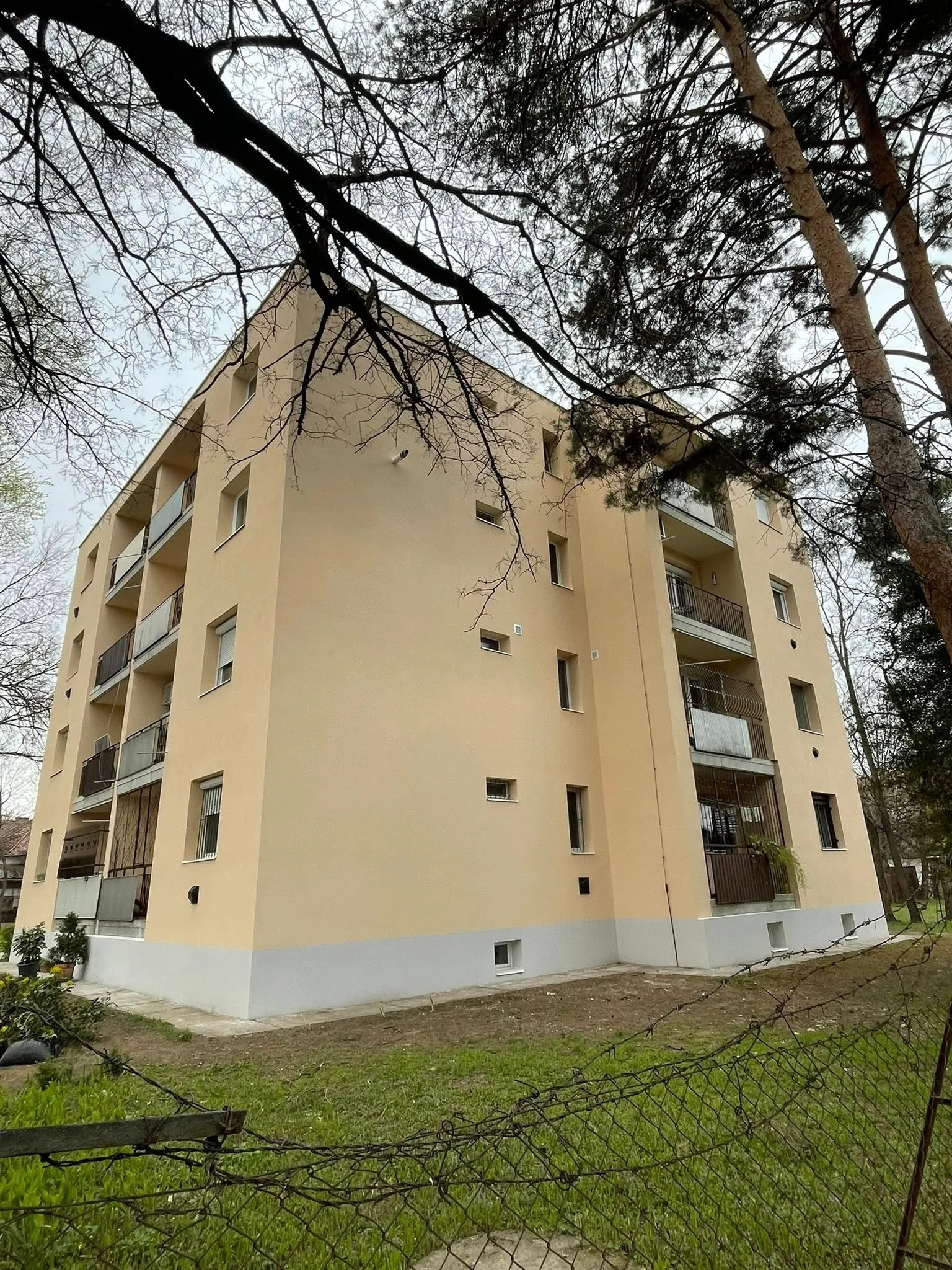 A Csanak József utca 12. társasház oldalsó homlokzata.