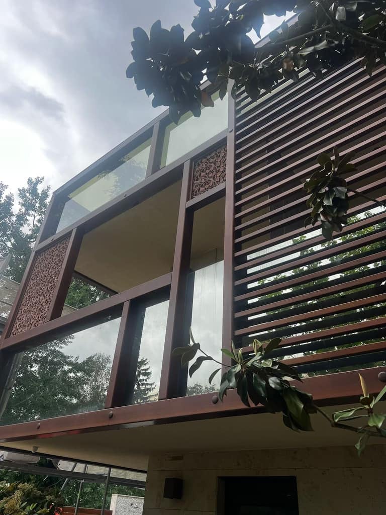 A Mala Garden épületének fa lamellás homlokzati részlete.