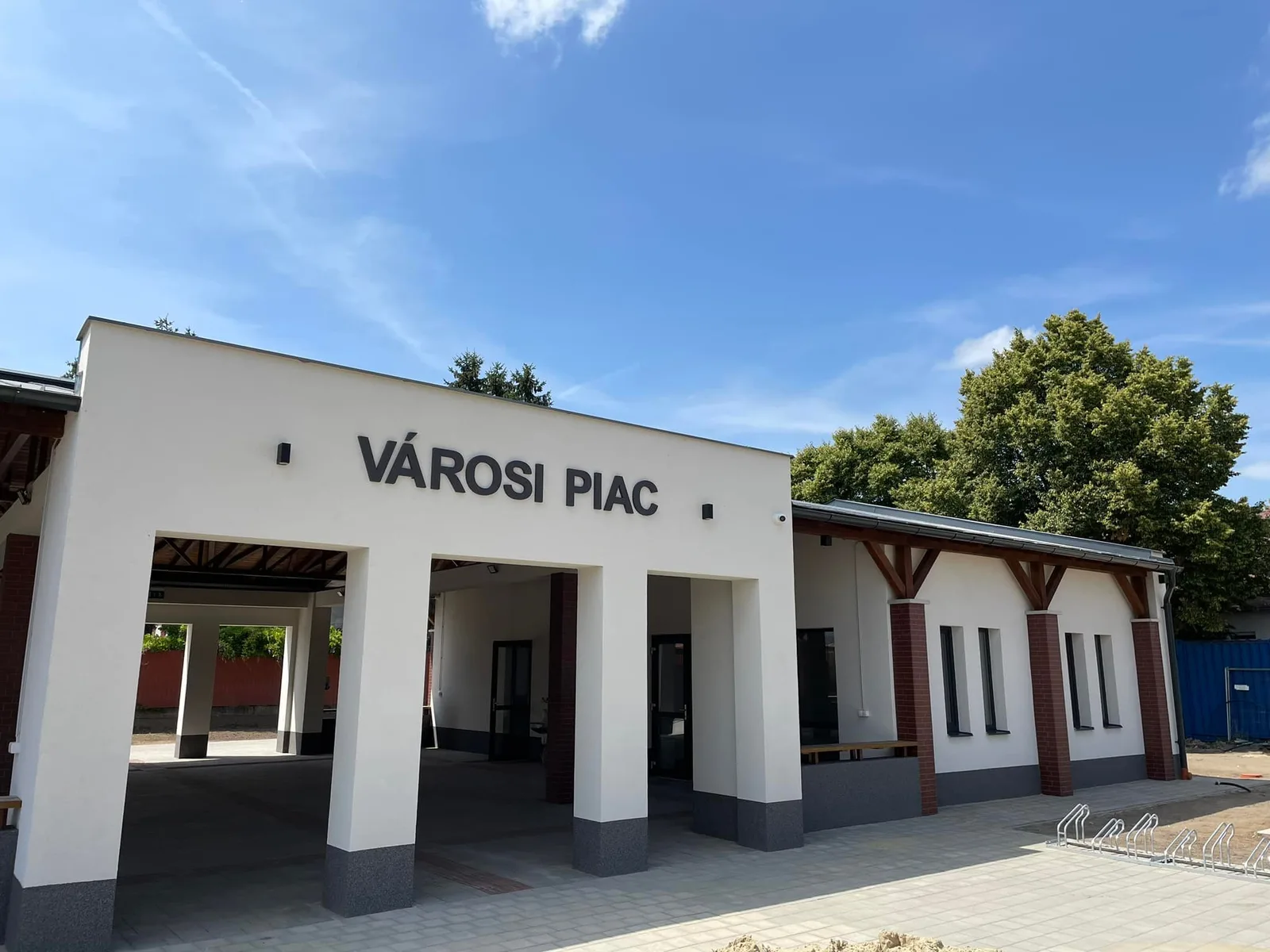A Városi piac bejárata és fedett oszlopsora Tégláson.